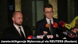 «Було ухвалене рішення підвищити стан готовності деяких бойових частин та інших силових служб», – сказав журналістам речник польського уряду Пьотр Мюллер (на фото справа)
