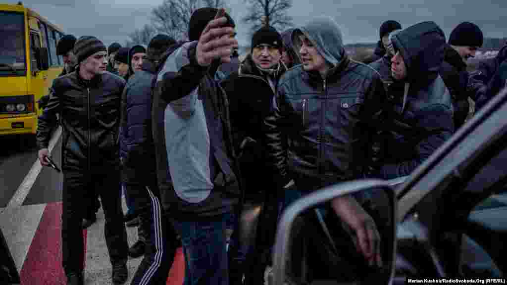 Водії автомобілів обурювалися і казали шахтарям йти страйкувати під кабінети чиновників, гірники ж вказували на об'їзд.