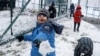 Діти граються у сніжки на білорусько-польському кордоні (фото ілюстративне)
