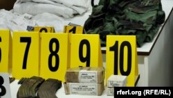 Armë dhe pajisje të tjera ushtarake që ishin gjetur gjatë një aksioni në veri të Kosovë gjatë vitit 2024. 