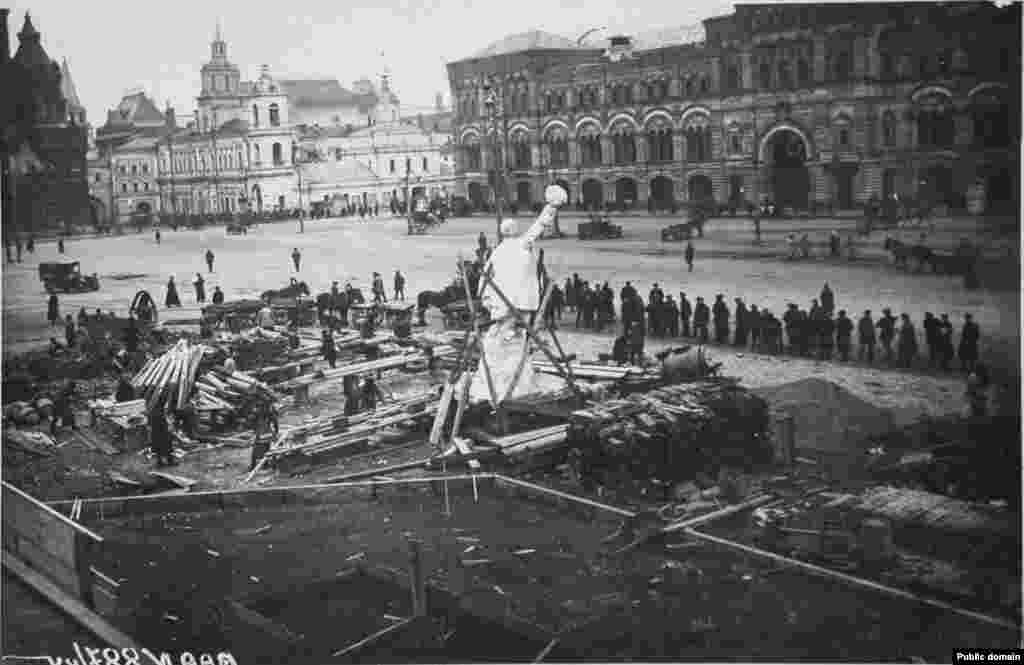 Статуя рабочего на Красной площади, фотография 1920-х годов. В 1922 году этот гипсовый памятник рабочему установили в нескольких метрах южнее того места, где впоследствии появился мавзолей Ленина &nbsp;