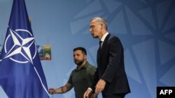 Генеральний секретар НАТО Єнс Столтенберґ і президент України Володимир Зеленський. Перед засіданням Комісії Україна-НАТО. 12 дипня 2023 року 