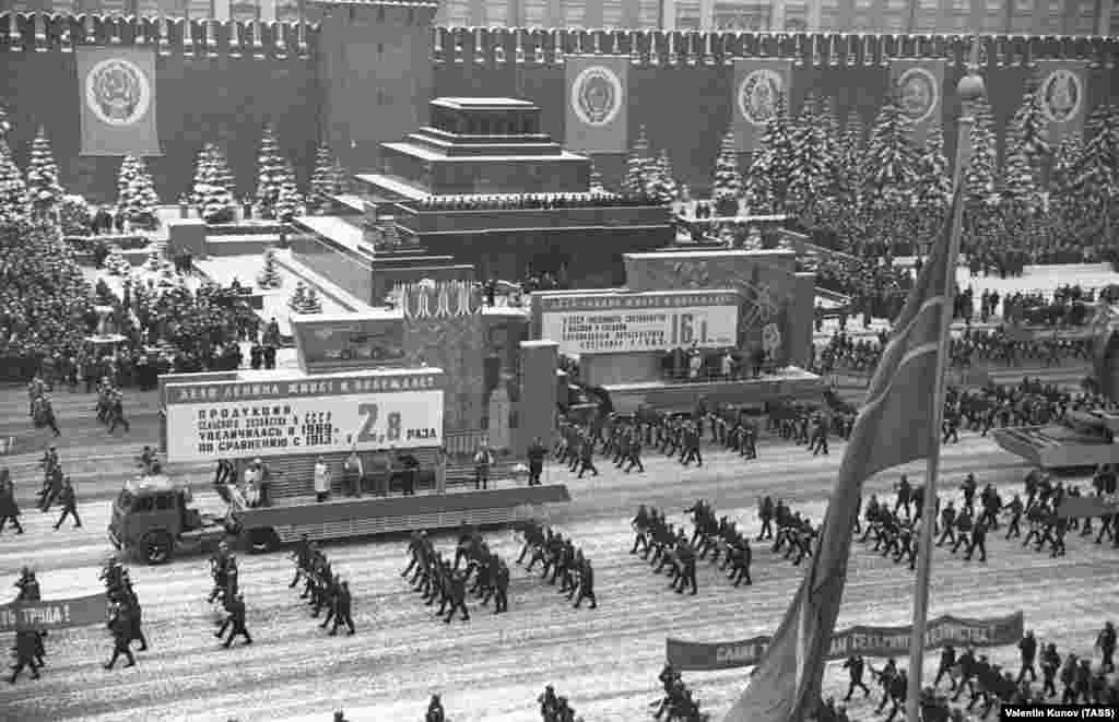 Парад на Красной площади в 1970 году. Советские лидеры выстроились в ряд на смотровой площадке мавзолея. Мавзолей служил символическим ядром советской власти. Он был объектом множества нападений, включая&nbsp;взрыв террориста-смертника в 1973 году. Тогда погиб сам смертник и вошедшая вслед за ним в мавзолей пара. Тело Ленина, как сообщали, не пострадало от взрыва