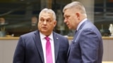 Прем'єр Угорщини Орбан (ліворуч) і прем'єр Словаччини Фіцо перед початком саміту лідерів ЄС. Брюссель, 26 жовтня 2023 року