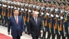 Ruski predsjednik Vladimir Putin pored počasne garde sa Si Đinpingom, u Pekingu prošle godine. Novi izveštaj navodi da je Kina zaobilazila sankcije EU snabdjevajući Moskvu brojnom robom koja se koristi u vojne svrhe. (arhivska fotografija)