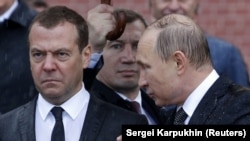 Колишній президент РФ Дмитро Медведєв і його попередник і наступник на посаді Володимир Путін, архівне фото