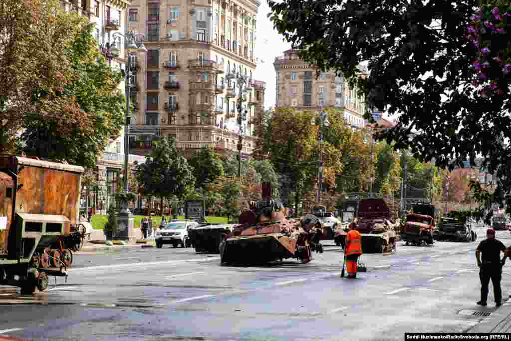 Металевим брухтом стоїть на Хрещатику російська техніка, яку президент країни-агресора Володимир Путін у планах своєї так званої &laquo;спеціальної операції&raquo; бачив такою, що переможно захоплює столицю України. Тепер ця техніка, розміщена на Хрещатику до Дня Незалежності України, символізує невідворотність перемоги України