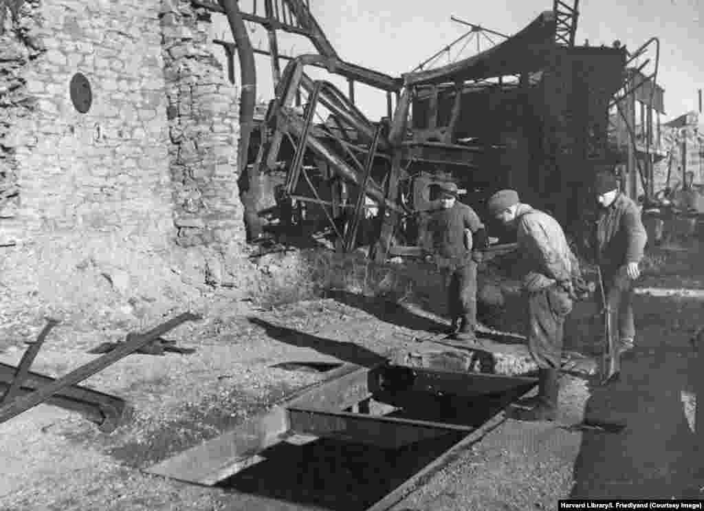 Фотографія з підписом &laquo;Тисячі закатованих цивільних були скинуті у шурф шахти &laquo;Калинівка&raquo;, розташованій неподалік Сталіна, столиці Донбасу&raquo;. Сучасний Донецьк перед тим, як його перейменували на Сталіно, називався Юзівкою &ndash; на честь його засновника, валлійця Джона Юза