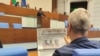 Лидерът на "Възраждане" Костадин Костадинов демонстративно държи вестник "Российская газета" в парламента, докато Никола Минчев от ПП-ДБ чете декларация по повод смъртта на Алексей Навални. 21 февруари 2024 г.