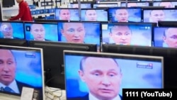 Vladimir Putin, predsednik Rusije, na televizijskim ekranima u jednoj prodavnici uređaja u Moskvi - fotografija iz aprila 2015. 