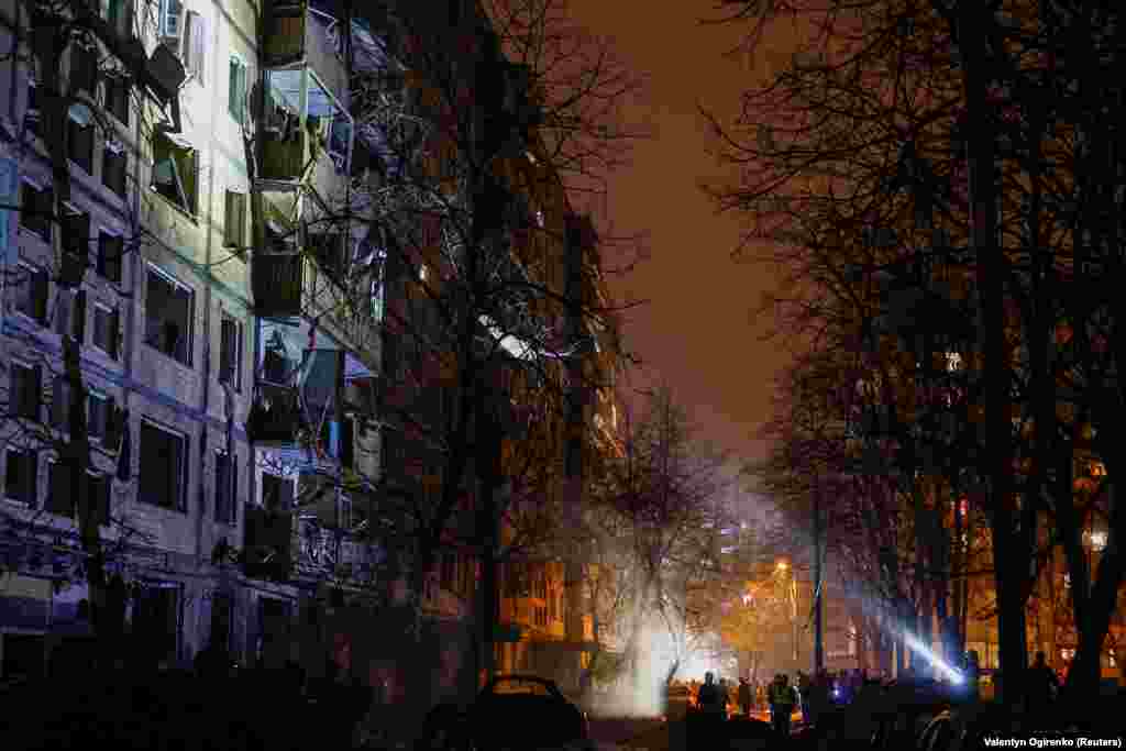Сотрудники МЧС рядом с повреждённым домом. По утверждению властей, при падении обломков зафиксированы разрушения в четырёх районах Киева, расположенных вдоль Днепра, есть пострадавшие