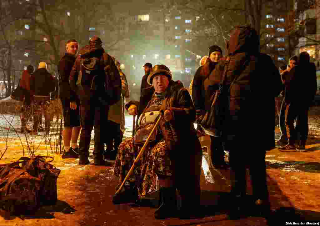 Жители возле многоквартирного дома, повреждённого ранним утром после запуска Россией баллистических ракет. Киев, 13 декабря 2023 года. Украинские власти сообщили в Telegram&#39;е, что военные сбили 10 баллистических ракет, направленных на столицу &nbsp;