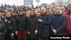 Moskwada metjidiniň gurluşygyna garşy geçirilýän protest.