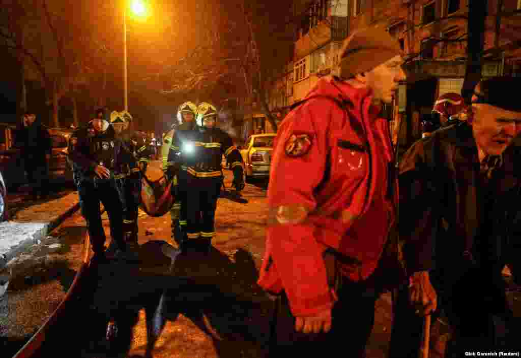 Медики скорой помощи несут раненого жителя в машину. Обломки повредили окна и двери детской больницы в Днепровском районе Киева, пострадавших нет, написал в Telegram&#39;е мэр Виталий Кличко&nbsp;