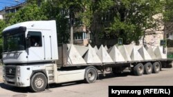 На окупованих територіях налагодили виробництво фортифікаційних споруд. Сімферополь, травень 2023 року