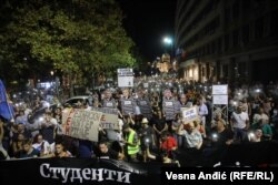 Після двох масових розстрілів у травні, демонстранти на акції протесту «Сербія проти насильства» йдуть до штаб-квартири державного мовника країни в столиці Белграді 26 серпня. (Весна Андич, Балканська служба Радіо Свобода)