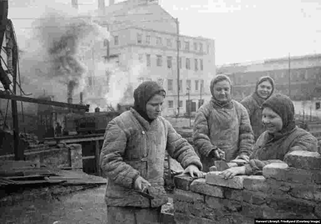 Ця фотографія демонструє відновлення металургійного комбінату в Донецьку. Вона схожа на постановочну &ndash; Радянський Союз використовував такі знімки для пропаганди. У той період, коли були зроблені ці світлини, Донбас активно заселяли етнічними росіянами, щоб ті брали участь у відбудові регіону