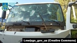 Наслідки одного з попередніх обстрілів Херсона