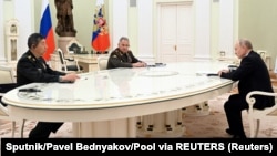 Chinese Defense Minister Li Shangfu, Russian Defense Minister Sergei Shoigu, and Russian President Vladimir Putin attend a meeting in Moscow on April 16. 