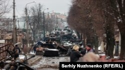 Колона російської бронетехніки, яку знищили українські військові в Бучі на Київщині. 1 березня 2022 року. Автор фото – Сергій Нужненко