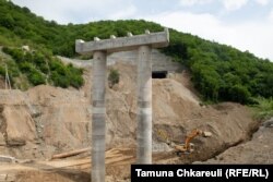 Китайские и грузинские строительные бригады строят новый участок дороги через Рикотский перевал