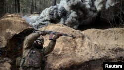 Через колізію в законі про мобілізацію частину чоловіків до 25 років дозволено мобілізувати. На фото: навчання НГУ в Харківській області, лютий 2024 року