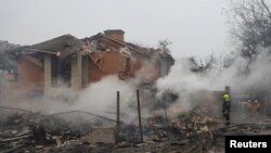 Рятувальники на місці російського ракетного удару в Одесі, 16 березня 2024 року 