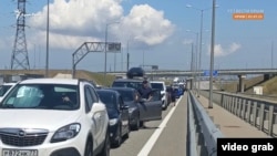 Автомобілі стоять у заторі перед в'їздом на Керченський міст. Скріншот із відео Крим. Реалії
