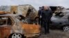 Ілюстраційне фото. Прокурор Міжнародного кримінального суду Карім Хан у Бучі на Київщині оглядає обстріляні російськими військовими авто, на яких жителі Бучі намагалися виїхати, квітень 2022 року