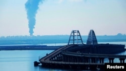 Із території окупованого Криму за Керченською протокою видно пожежу на нафтобазі біля Кримського мосту, травень 2023 року