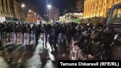Силовики знову застосовують сльозогінний газ та водомети