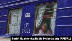У складі поїзда курсуватимуть купейні та плацкартні вагони, адаптовані для перевезення пасажирів у форматі сидячих місць (фото архівне)