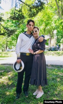 Богдан Пилипенко разом зі своєю мамою Ксенією. Фото з особистого архіву родини
