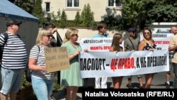 Пікет українців біля консульського відділу Посольства України в Польщі з вимогою віддати паспорти, які вони замовили в ДП «Документ». Варшава, 17 серпня 2024 року