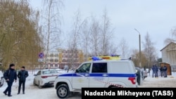 Полицейские у гимназии в Брянске, где ученица восьмого класса устроила стрельбу