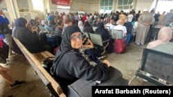 شهروندان دو تابعیتی در انتظار عبور از گذرگاه رفح