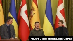 Прем'єр Іспанії Педро Санчес, президент України Володимир Зеленський та прем'єрка Данії Метте Фредеріксен у Києві, 21 квітня 2022 року 