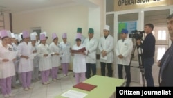 Церемония присяги врачей в Сырдарьинской области Узбекистана.