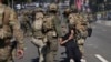 Полицаи задържат мъж в Лос Анджелис по време на протести срещу масовите експулсирания на незаконни мигранти, 7 юни 2025 г.