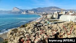 Валун на мисі Алчак, на якому написали букви «Z» і «V» – символи повномасштабної агресії Росії проти України. Окупований Крим