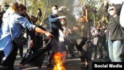 زنان در اعتراضات سراسری اخیر حجاب اجباری را برداشته‌اند و به نشانه اعتراض روسری‌های خود را در خیابان‌ها و معابر عمومی به آتش کشیده‌اند