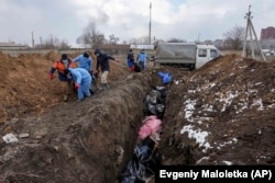Масові поховання загиблих маріупольців