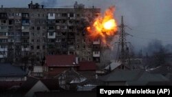Житловий будинок в Маріуполі після обстрілу російських військових, 11 березня 2022 року. Фото Євгена Малолєтки