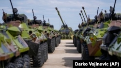 Vojnici Vojske Srbije tokom vojne vežbe, na vazduhoplovnoj bazi Batajnica kod Beograda, Srbija, 20. septembar 2024.