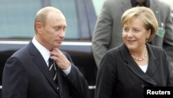 Президент Росії Володимир Путін і канцлерка Німеччини Ангела Меркель. 2006 рік. За час керування Меркель залежність Німеччини від російського газу сягнула 55% 