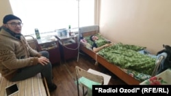 Дар акс: Мубинҷон Аҳмадов (аз тарафи рост, шахси хобида) ва дӯсташ Исроил Умаров