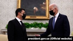Ҷо Байден ва Владимир Зеленский