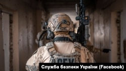 В СБУ кажуть, що чоловік «погоджував призначення керівників та «оперскладу» окупаційного органу, а потім координував їхні каральні рейди проти громадян»