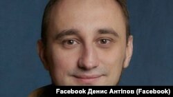Денис Антіпов, викладач КНУ, знавець корейської мови, учасник Революції гідності, учасник бойових дій. Загинув 11 травня 2022 року поблизу села Довгеньке Ізюмського району Харківської області.
