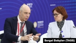 Першы віцэ-прэм'ер РФ — міністр фінансаў РФ Антон Сілуанаў і старшыня Банку Расеі Эльвіра Набіуліна.